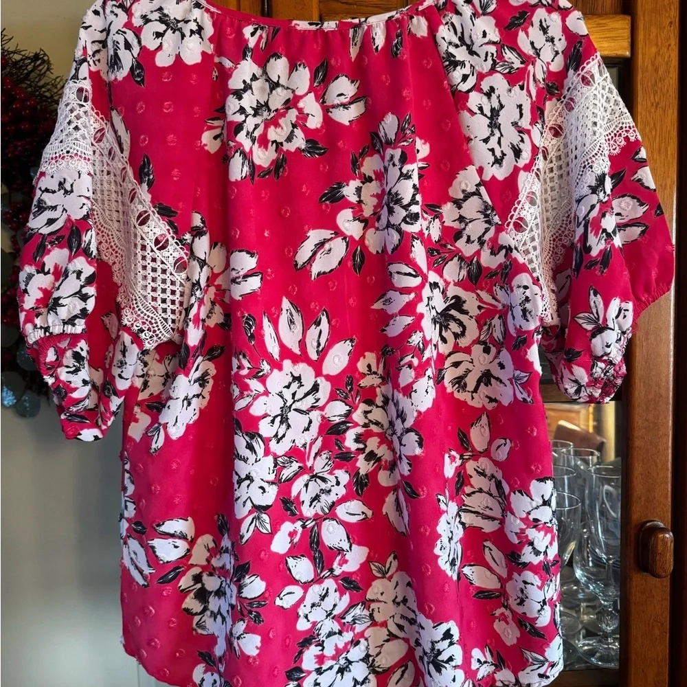Adrienne Vittadini Pink Floral Blouse with crocheted Lace Accents Large - Picture 3 of 7